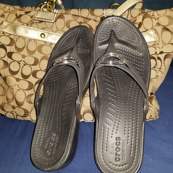 2 pair Crocs sandal/flip flop - Picture 4 of 11